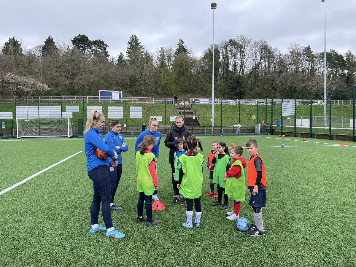 WCWFCcamps's tweet photo. What can you expect from any WCWFC camps or events? 

✅ Fun, fun, fun! 🤩 
✅ Teamwork 
✅ Development 
✅ Goals and celebrations
✅ Positive energy 
✅ Lots of ball work 
✅ A space environment for all our ballers to be creative! 

📲 Register:
https://t.co/PqQciVuUkZ https://t.co/wFgxun6ptz