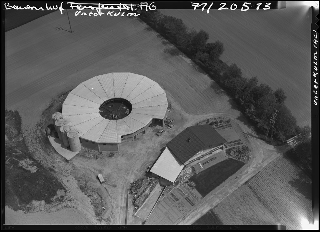 Endlich wieder "neue" Comet-Luftbilder in SW. 1400 an der Zahl.
👉Inzwischen sind wir im Jahr 1971 angekommen. 
👉1970 wurden fast 3000 Luftbilder aufgenommen (Com_F70). 
Check it out: ba.e-pics.ethz.ch/catalog/ETHBIB…