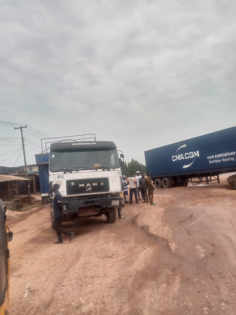 trafficbutter's tweet image. : #FlashUpdate. A loaded containerized truck trying to navigate at Amje while the gear suddenly hooked and unable to move awaiting company Mechanic&apos;s to fix it. Movement still looking good with structure in place as well.  - LTR @plentygadgets