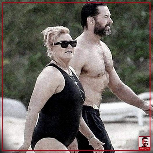 pierpi13's tweet photo. In questa foto vedete Hugh Jackman e sua moglie, con cui è sposato da venti anni. Qui sono ritratti durante una vacanza di celebrazione dell'anniversario di matrimonio.
Quando questa foto è stata pubblicata, sono arrivate migliaia di commenti insultanti nei confronti della donna. Le più scatenate nell’insulto si sono rivelate proprio le donne. Il termine più garbato per definire la moglie di Jackman era "scaldabagno", quindi potete immaginare gli altri.
Come ha scritto Marco Proietti Mancini, “Io continuo a pensare che le peggiori nemiche delle donne siano altre donne, che trovano normale e hanno poco da ridire che ragazze giovani e carine si accompagnino a uomini vecchi o non belli. Ma subito riescono a massacrare una donna che ha - secondo loro - il torto di "non meritare" un uomo come Hugh Jackman.
C'è poco da fare, finché non cambierà la cultura e l'atteggiamento delle donne verso le donne, ci saranno uomini che potranno approfittare di questa sub cultura della sottomissione e dell'idea che il successo di una donna passi attraverso l'approvazione del suo fisico.”
Tutto vero. Siamo messi malissimo. E peggioriamo ogni giorno.