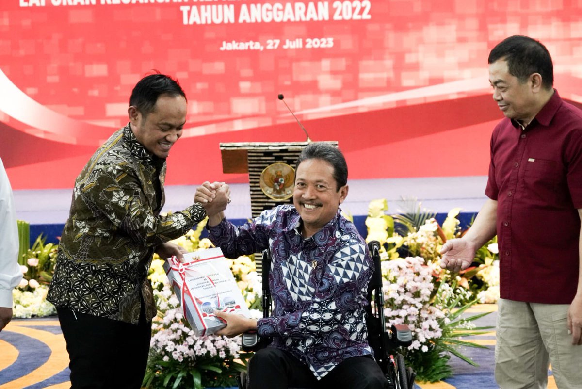 saktitrenggono's tweet photo. Alhamdulillah, KKP WTP lagi. 

Siang ini saya menerima langsung Laporan Hasil Pemeriksaan (LHP) Laporan Keuangan KKP tahun anggaran 2022 dari Anggota IV BPK RI Bapak Haerul Saleh di Gedung Mina Bahari III, Rabu (27/7). https://t.co/2L8X9wVmN1