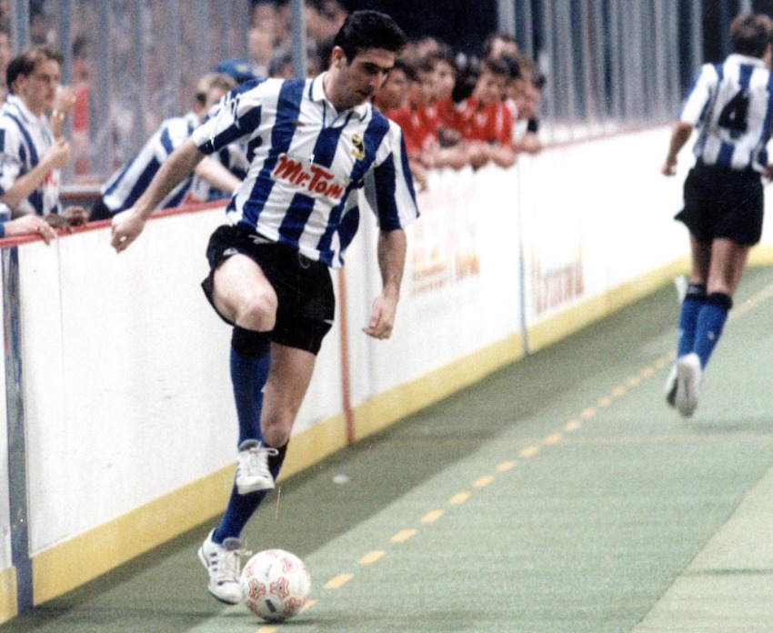 90sfootball's tweet photo. Eric Cantona in action during his trial at Sheffield Wednesday. https://t.co/ui4VGn6ArH