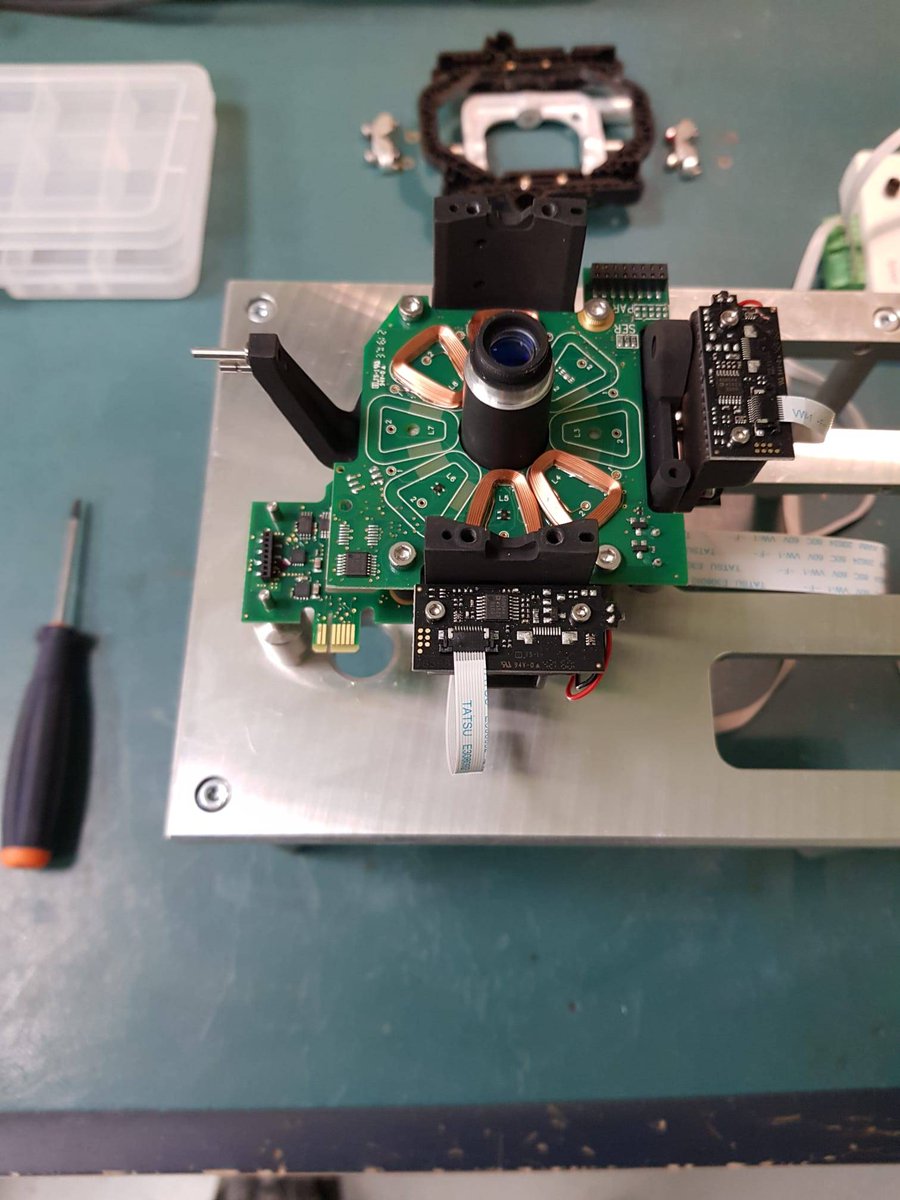 hitechniques's tweet image. Our Service Shop #behindthescenes 👉 Replacing the bearings on Zone60 HG

#surveying #measuringtools #laserlevel #roatrylaser #repairs