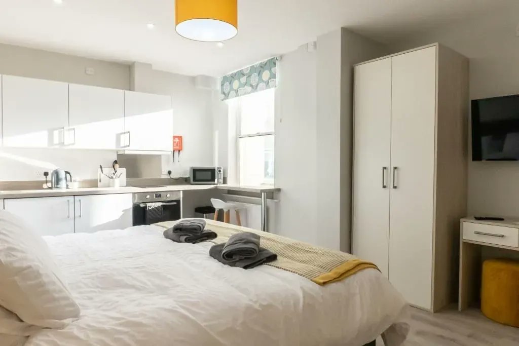 staylets1's tweet photo. Our apartments have a fully equipped kitchen, enabling guests to prepare and cook their meals conveniently.
Giving you the option to eat in or treat yourselves to a meal out π§‘
π https://t.co/PPTVRxSOpd
π +44 (0)330 107 5622
π§ bookings@staylets.co.uk
#StayLets #KitchenArea https://t.co/XeAxGABmFc