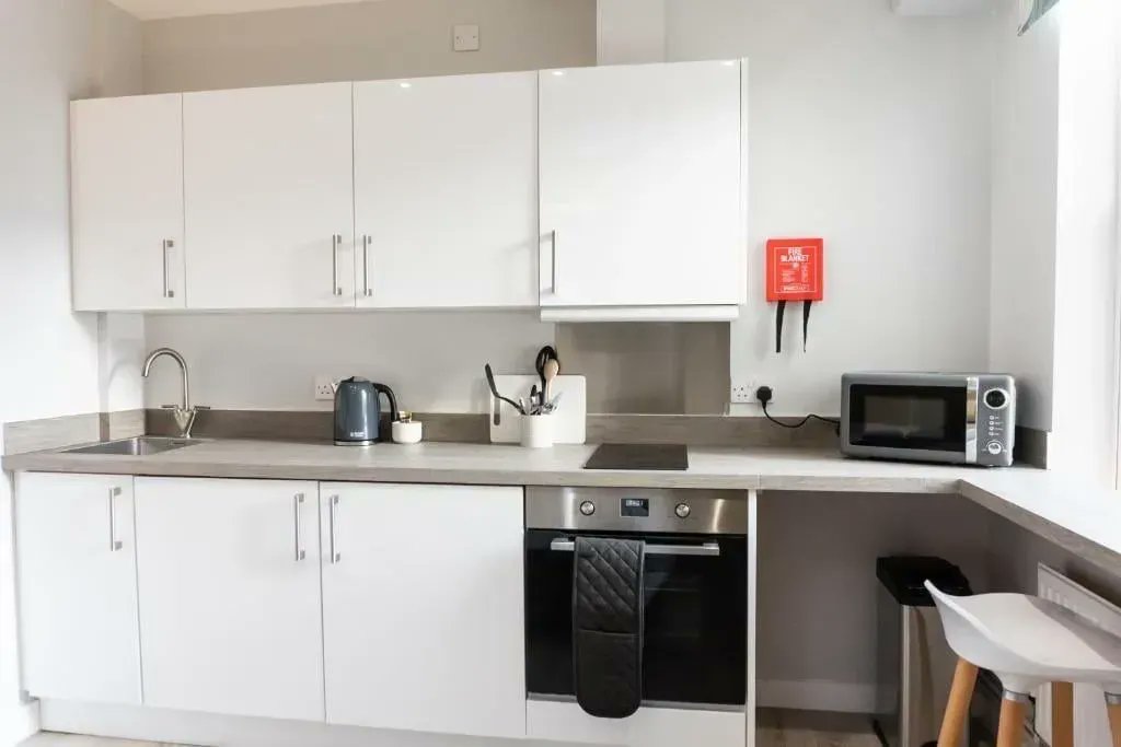 staylets1's tweet photo. Our apartments have a fully equipped kitchen, enabling guests to prepare and cook their meals conveniently.
Giving you the option to eat in or treat yourselves to a meal out π§‘
π https://t.co/PPTVRxSOpd
π +44 (0)330 107 5622
π§ bookings@staylets.co.uk
#StayLets #KitchenArea https://t.co/XeAxGABmFc