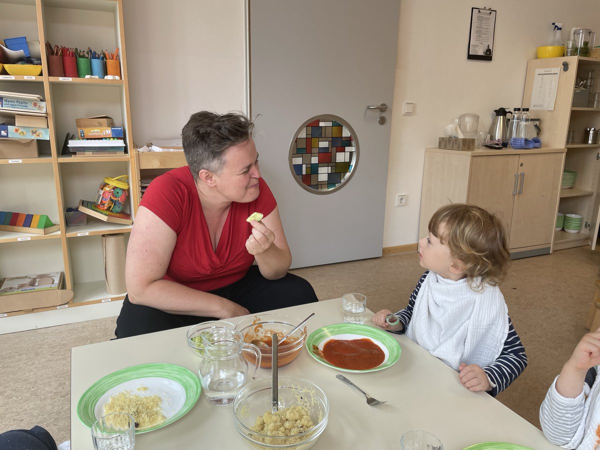 Weiter gehts mit den #KitaPolitikTage|n in Bayern: <a href="/sannekurz/">Sanne Kurz</a> besuchte gestern die FRÖBEL-Kinderkrippe Galopperstraße. Themen waren der Mangel an #Fachschulplätzen und die Anerkennung von Abschlüssen. #Kita #twKita <a href="/paritaet_bayern/">Der Paritätische in Bayern</a> <a href="/Gruene_Bayern/">GRÜNE Bayern</a>