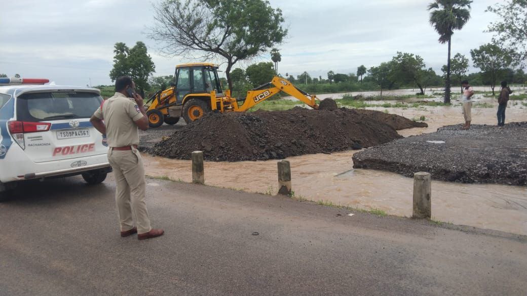 AddagudurPS's tweet photo. Beware of heavy rains #Addagudur Police@RCK https://t.co/rW6YMG805f