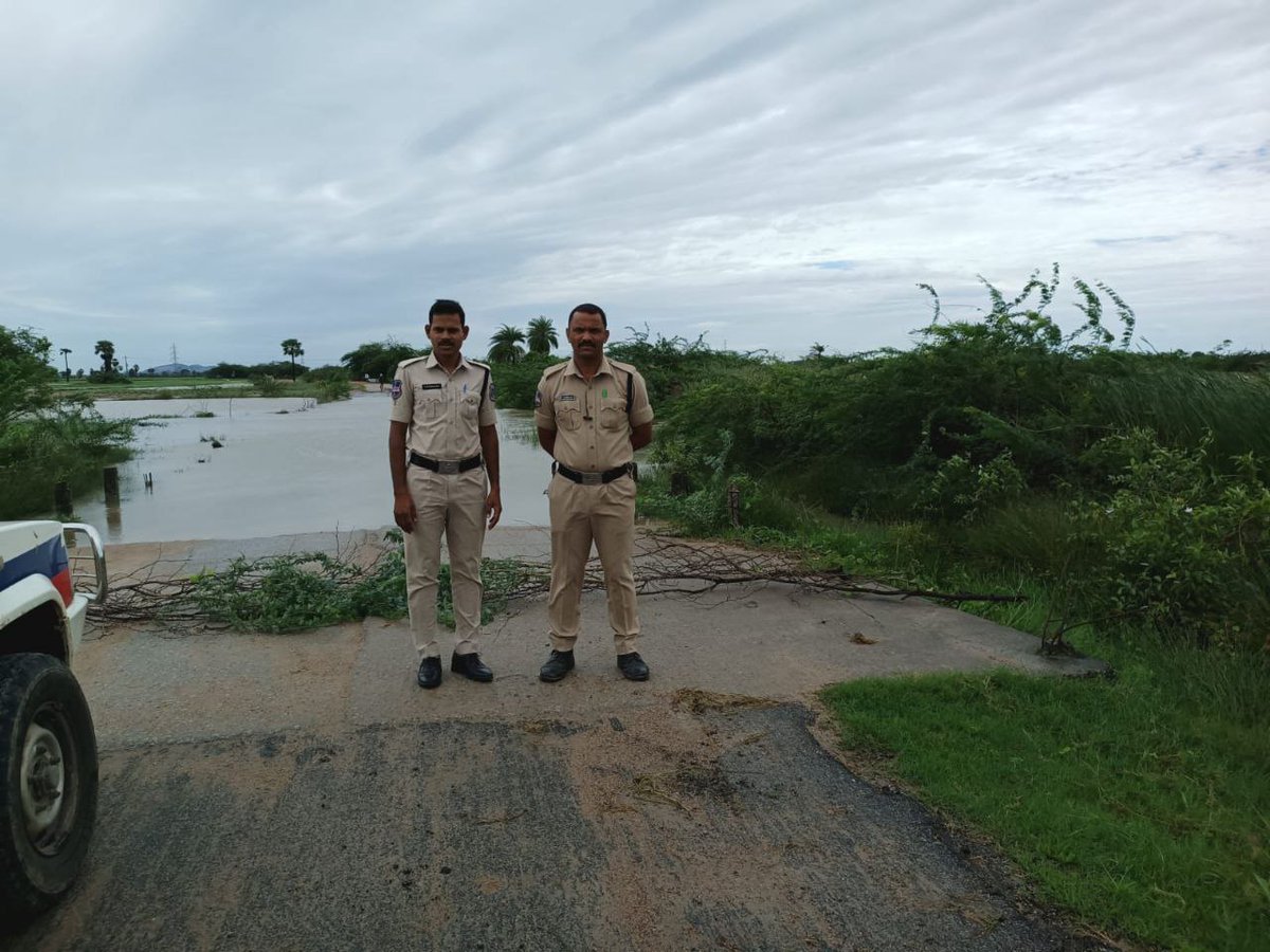 AddagudurPS's tweet photo. Beware of heavy rains #Addagudur Police@RCK https://t.co/rW6YMG805f