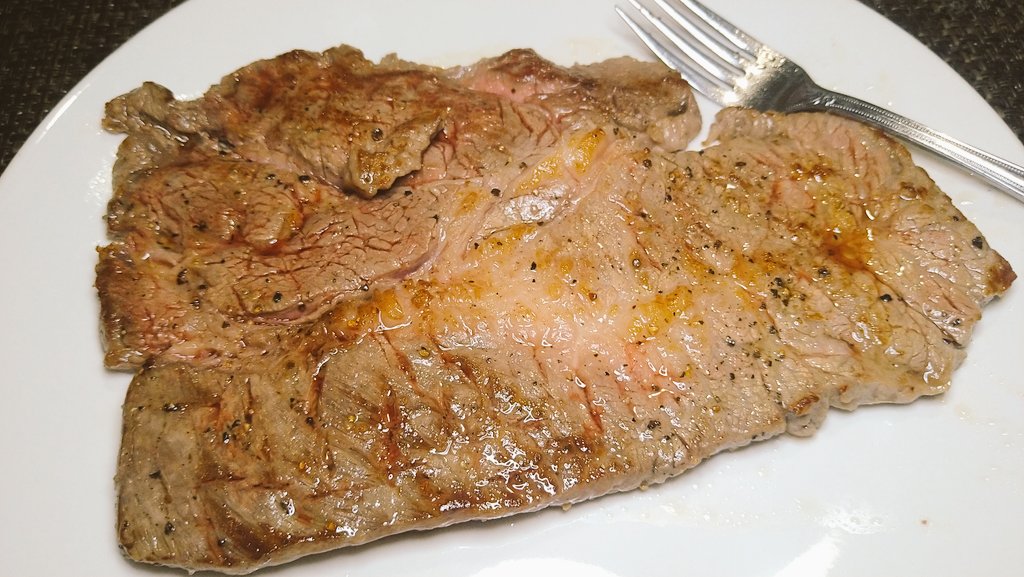 satoru_Cooking's tweet photo. 肉が食いたいぞっと！

スーバーで買った安いアンガス牛だけど、岩塩とミルで挽いたペッパーを馴染ませて高温のフライパンでサッと焦げ目を付ければ、自宅でも柔らかいミディアムレアのステーキが食べられるのです…

まいうー🐮 https://t.co/u4B6SCyGRW