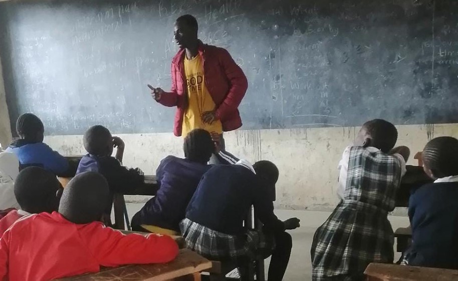 CrimeSiPoaKenya's tweet photo. Children rely on what they learn to understand their development stages . This is why we are so keen on empowering them on #SRHR. At Kisulisuli primary in Nakuru county, the children were interested in knowing about the physical development #CSPonthemove
@ChildFundKenya https://t.co/xfVxO9B1us