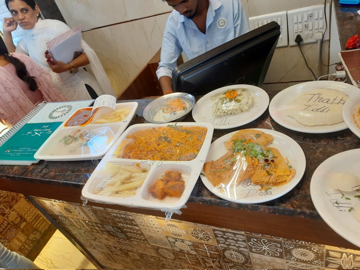 SrijitRay3's tweet photo. Why is there a display of food everywhere in Bangalore. Isnt it a complete waste of food in the  name of conveniance? 
#foodokwasteyaake #stopwastingfood 
@PiyushGoyal @BangaloreBuzz @KHMuniyappaklr @bbhotelsassn @AshishBhandarkr @PriyankaGo17792 https://t.co/9gD6Uw5fHr