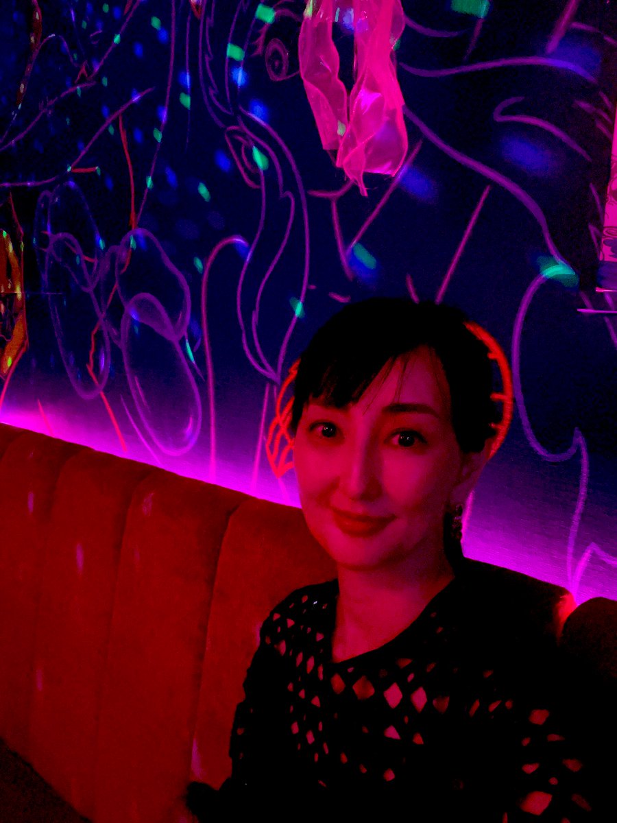 スナックスカロケ聴いて以来、人生で行ったことのないスナックという場所に行ってみたくて友人に連れて行ってもらったんだけど、お店のチョイスがオシャレ過ぎて3年目の浮気を歌う雰囲気じゃなかった
#スカロケ