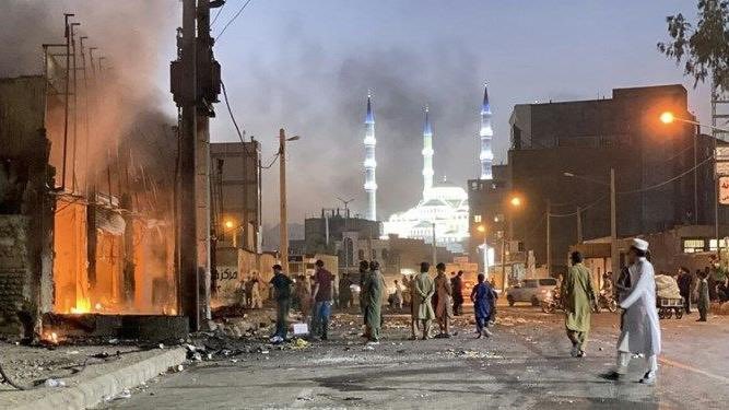 GolbargHaghgoo's tweet photo. خب داشتین میگفتین که ظهر عاشورا وقتی امام حسین و یاراش داشتن نماز میخوندن ، لشکر یزید بهشون حمله کرد ، آره؟؟؟
چقدر این صحنه منو یاد جمعه ی خونین زاهدان میندازه...
#مهسا_امینی
#IRGCterrorists
#IranRevolution https://t.co/3e5PVBg0OI