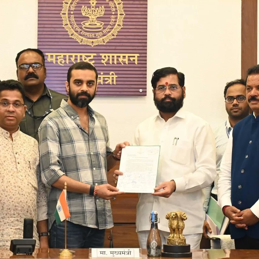 kshitijhthakur's tweet photo. Called on CM Shri Eknath Shinde in order to hand over a letter of request regarding a meeting be organised to discuss a #Metro route from Jawaharlal Nehru Port Trust to Palghar. 
#Infrastructure
#Palghar #JNPT#Metro
@CMOMaharashtra @EknathShindefc https://t.co/03DjhCH723