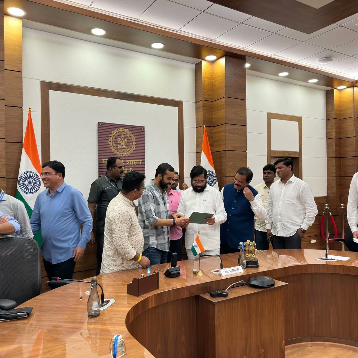 kshitijhthakur's tweet photo. Called on CM Shri Eknath Shinde in order to hand over a letter of request regarding a meeting be organised to discuss a #Metro route from Jawaharlal Nehru Port Trust to Palghar. 
#Infrastructure
#Palghar #JNPT#Metro
@CMOMaharashtra @EknathShindefc https://t.co/03DjhCH723