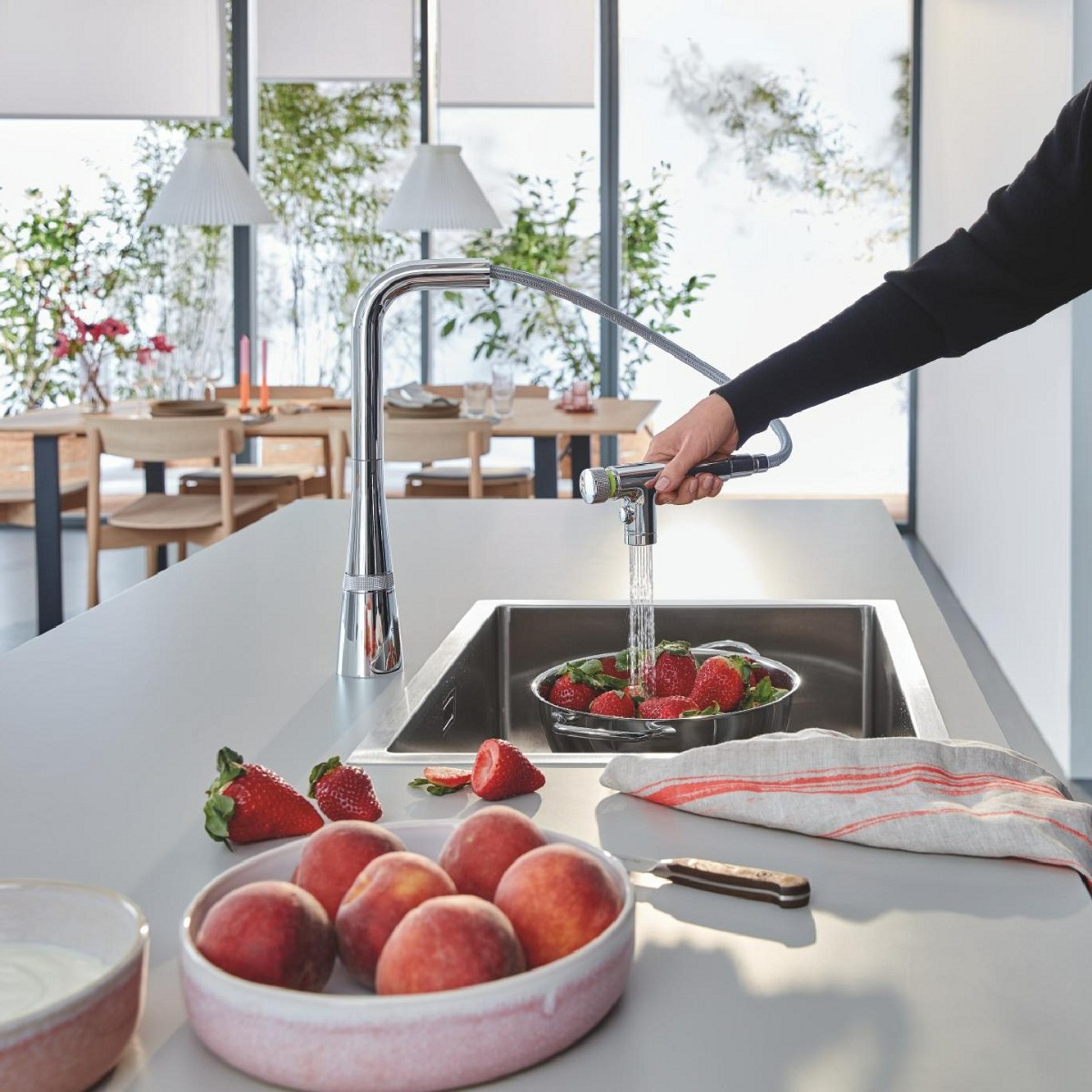 The new #GROHE SmartControl Dual Spray kitchen #faucets - now with dual spray! The hygienic start/stop works with a touch of the hand – or elbow if your hands are messy – while Dual Spray offers a jet for volume or a shower for rinsing. Discover more: fal.cn/3Aejf
