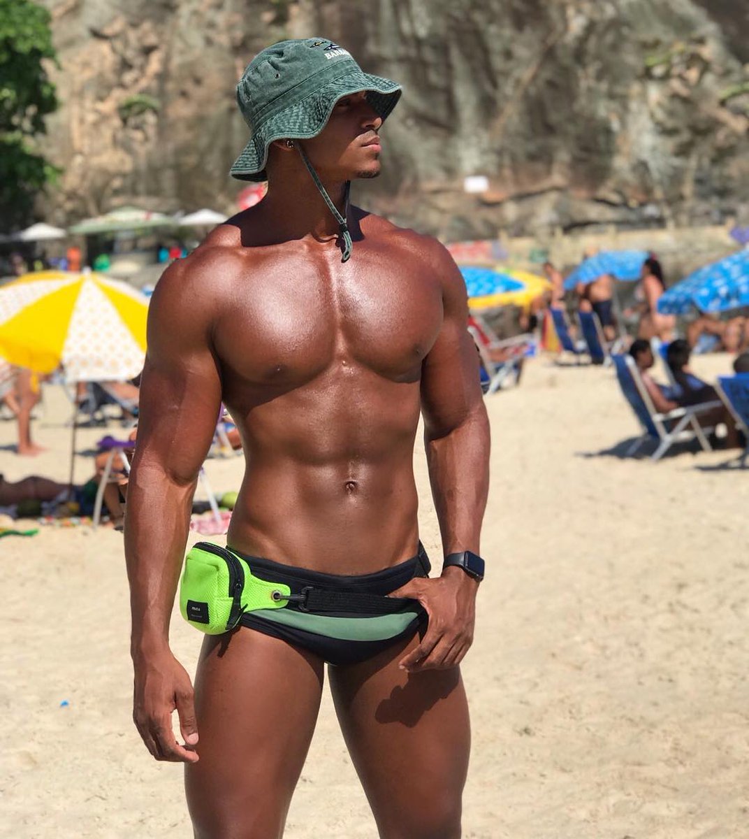robertoficially's tweet photo. RT if you want me to be your life guard 😈 https://t.co/Usk7ygc8u0