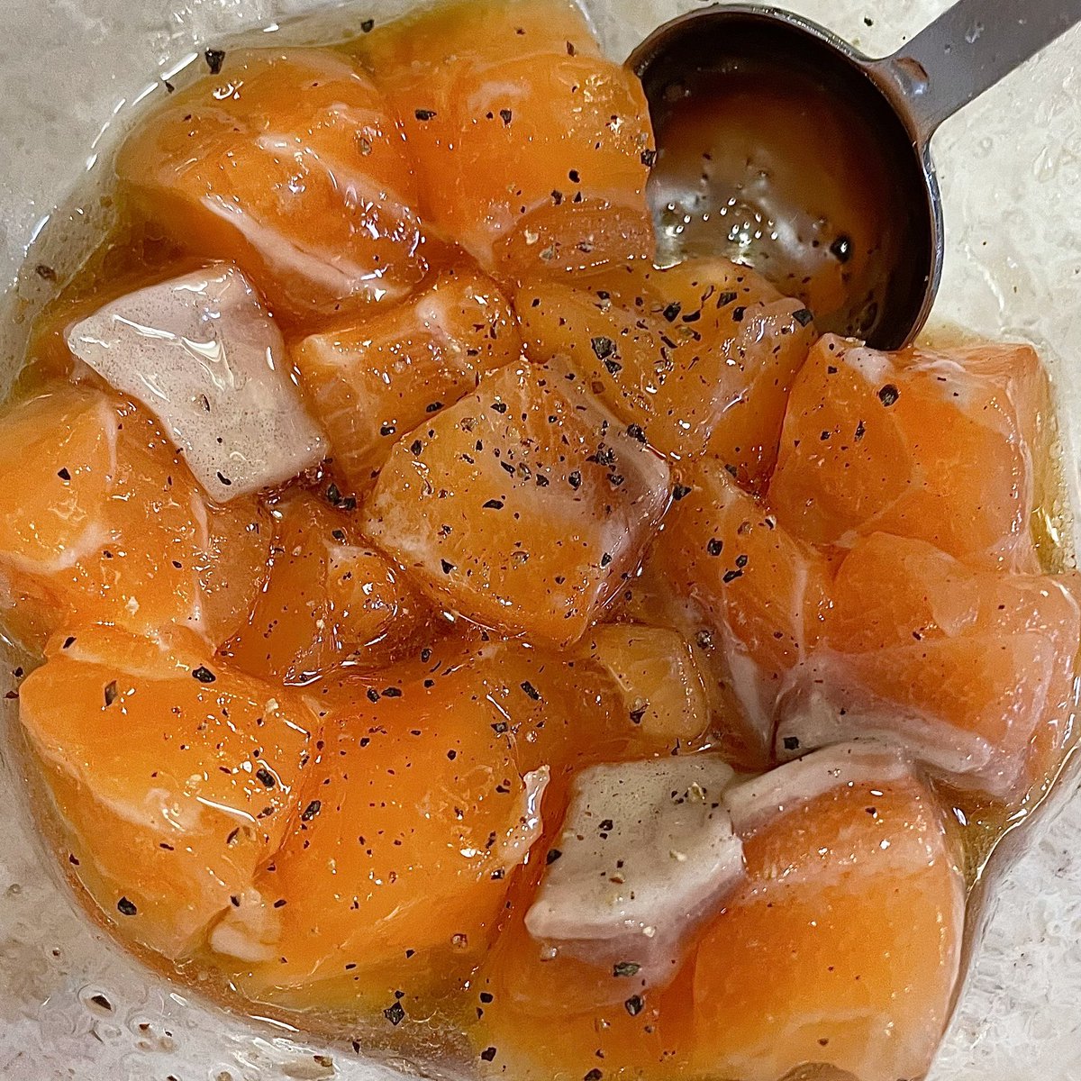 chocoha25's tweet photo. ぶつ切りにしたサーモンとごま油,醤油,ブラックペッパーを漬け込んで冷蔵庫で30分。うまいなんて次元を超える。確実に絶句します。 https://t.co/cFTqRQfYJC