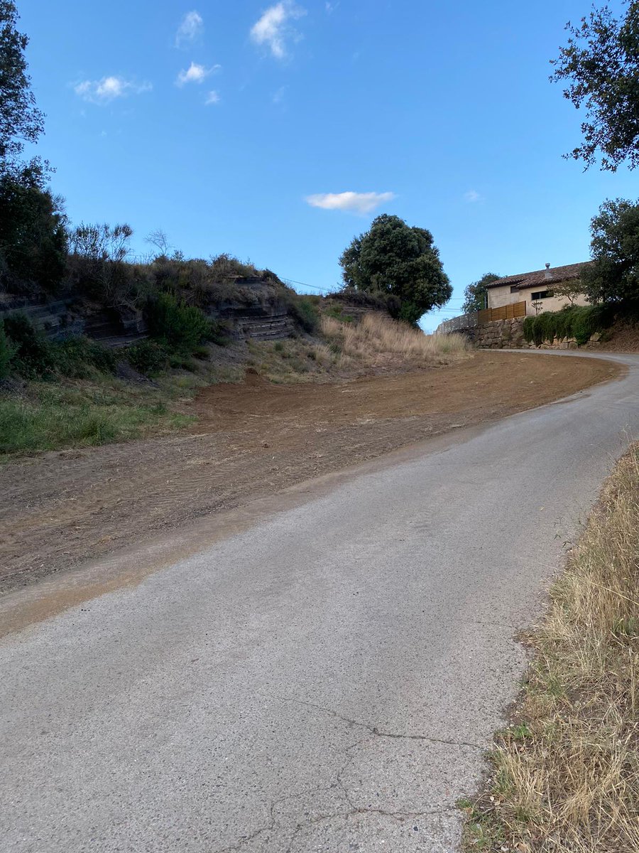 canetdadri's tweet photo. 🚧 OBRES DE MILLORA DE LA CARRETERA DE MONTCAL 🚧

Amb l'execució d'aquestes obres s'ha donat continuïtat a l'ampliació de la calçada. Es tracta d'una obra subvencionada pel Fons de Cooperació Local 2023. 🏗️ https://t.co/sY0rp4RuHq