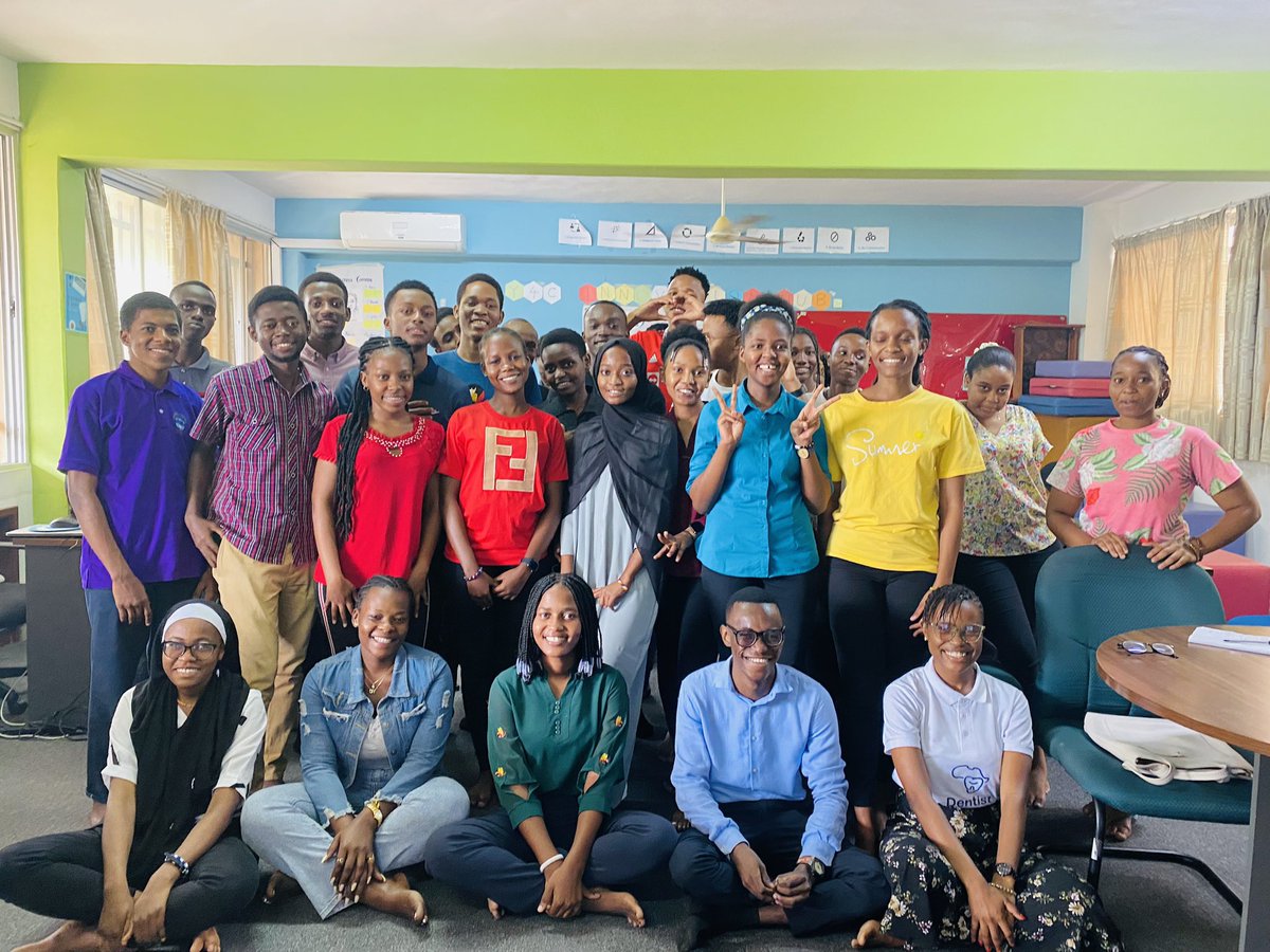 Y4CLab's tweet photo. Lots of thanks to Ms @kemmie_mtagwaba a digital marketer for her visit at the hub encouraging the students for the #PracticalTraining2023 on ways to embrace them selves on working on the projects that will be provided just like how her journey was successful through @Y4CLab . https://t.co/ZimegjA7B2