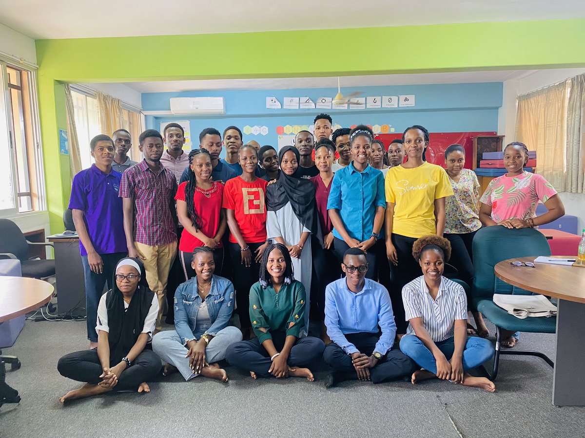 Y4CLab's tweet photo. Lots of thanks to Ms @kemmie_mtagwaba a digital marketer for her visit at the hub encouraging the students for the #PracticalTraining2023 on ways to embrace them selves on working on the projects that will be provided just like how her journey was successful through @Y4CLab . https://t.co/ZimegjA7B2