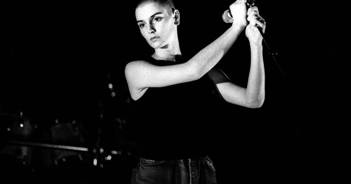 Mort de #SineadOConnor, prêtresse passionnée du rock irlandais. 

On se souviendra d’elle et de sa voix forte pour un morceau qu’elle n’avait pas écrit : sa version renversante d’un titre de Prince, Nothing Compares 2 U, parue en 1990. 

Notre hommage : 
telerama.fr/musique/mort-d…