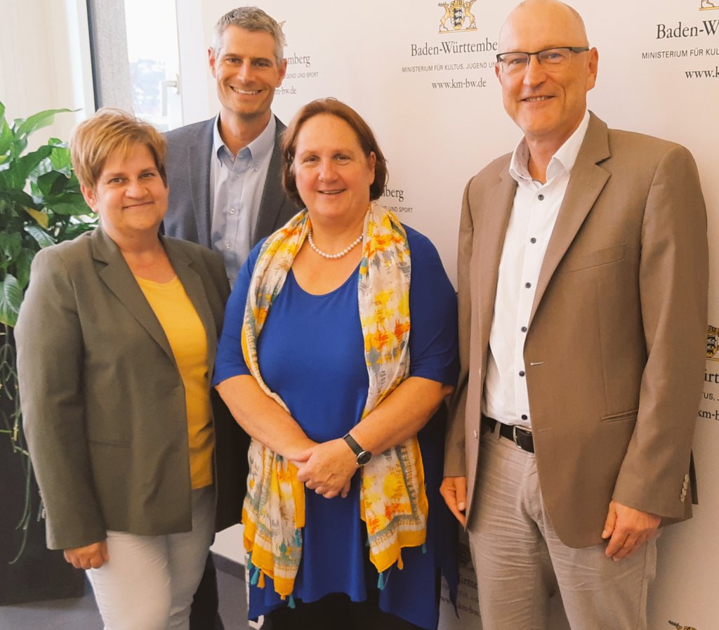 Im Austausch mit Kultusministerin Theresa Schopper zu aktuellen Themen: BLV-Konzept zur Nachwuchsgewinnung, Sicherung der Beschulung Geflüchteter, Förderung neuer Unterrichtsideen, IT-Support....
<a href="/KM_BW/">Kultusministerium BW</a>