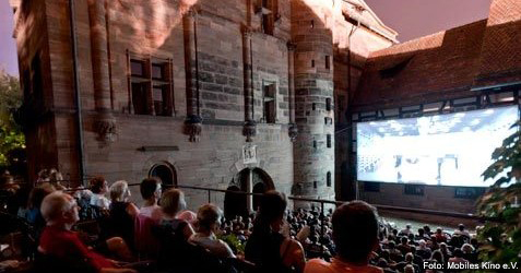 NuernbergKultur's tweet photo. Film- und Literaturfreunde aufgepasst! Vom 17. bis 26. August macht das #SommerNachtFilmFestival wieder im Renaissancegarten des Museums Tucherschloss Station.
Stimmungsvoller kann ein Filmabend unter freiem Himmel nicht sein! 🎦https://t.co/YZZksiPqGU @museen_nbg https://t.co/k4CmpJgyLG
