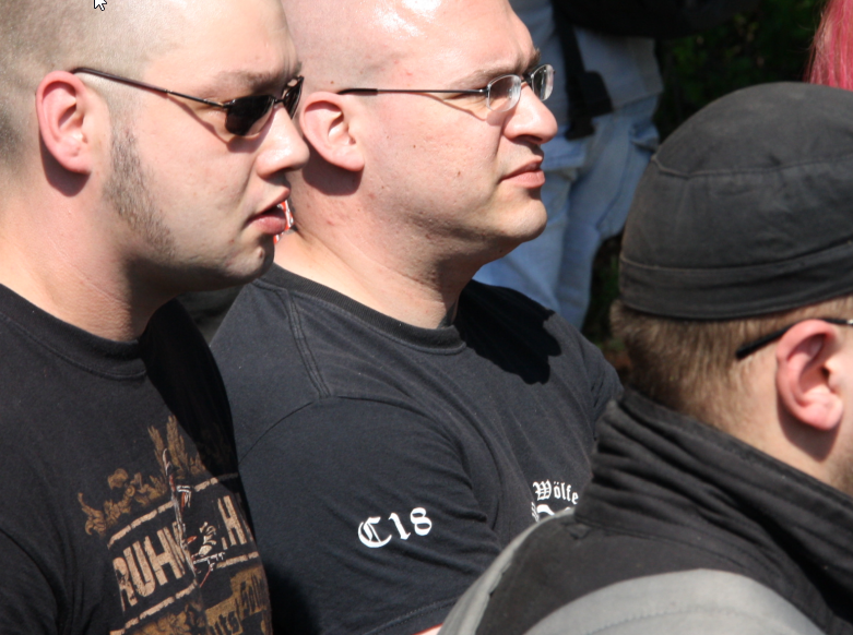 SHornchen's tweet photo. Dabei ist Ludwig in der Region bekannt: Als Mitglied der verbotenen 'Weiße Wölfe #Terrorcrew' und Propagandist für die ebenfalls verbotene Gruppe '#Combat18' (#C18). Auch selbst verurteilt wegen brutalen Gewalttaten. 3/4 https://t.co/Oud9s9IvyT
