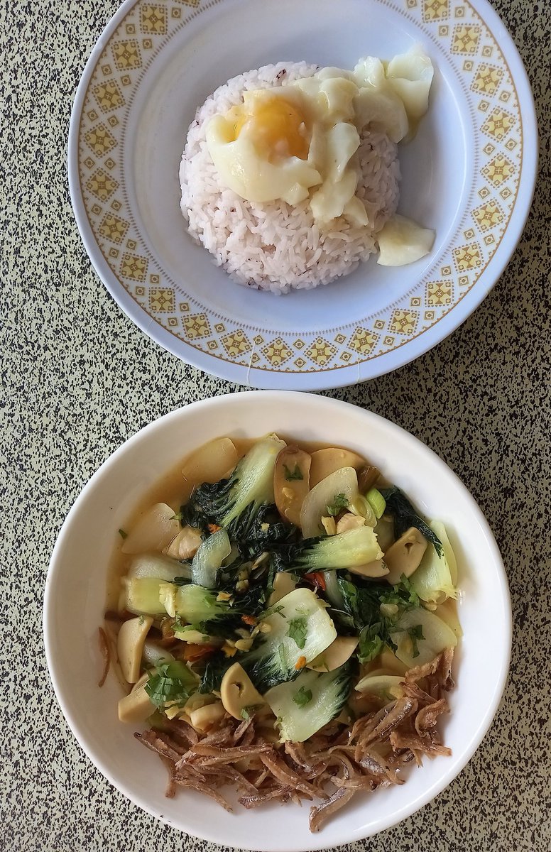 Jessyji00's tweet photo. Vegetable peppers and garlic mushroom and baby bak choy with egg #makanansihat #vegetablepeppers #garlic #mushroom #babybakchoy #inspiredme #sarawak #malaysia https://t.co/8ElUyT8lGt