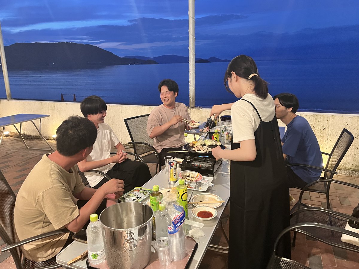 社員みんなと津田でバーベキュー！！テンション上がって砂浜でかけっこしたり久々にめっちゃはしゃいだなぁ。20代と砂浜ダッシュはなかなかきつかったけどおもしろかった。走ってぐったりの社員もいるけど。ワイワイやっておいしいもの食べて幸せだわ。こんな時間はほんと貴重。そして仕事がんばるぜ！