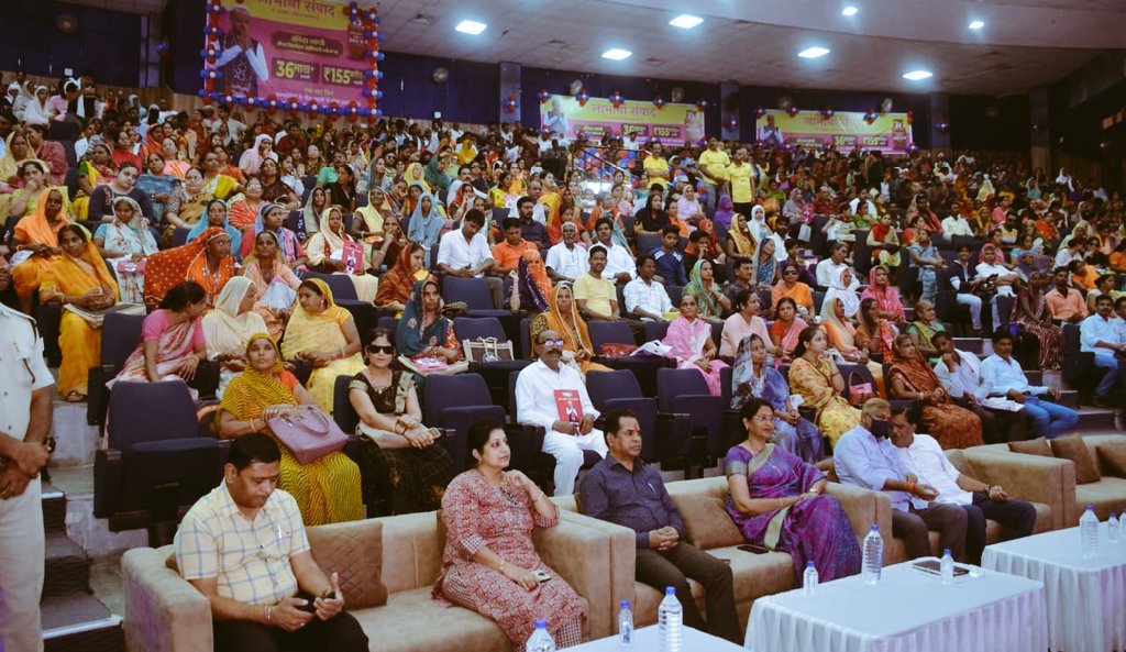 Dcdmkota's tweet photo. #Kota लाभार्थी संवाद का वर्चुवल समारोह युआईटी ऑडिटोरियम में आयोजित मुख्यमंत्री श्री अशोक गहलोत ने इंदिरा गांधी गैस सिलेंडर सब्सिडी योजना में जिले के 64006 लाभार्थियों को DBT के माध्यम से 2,73,58,664.28 की राशि प्रदान की।
@ashokgehlot51
@RajGovOfficial @DIPRRajasthan https://t.co/njMXzWxGFn