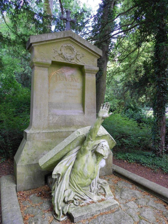 GarconsOfficiel's tweet photo. Voyage au centre de la terre…
L'étonnant tombeau de Jules Verne à Amiens le montre sortant de sa propre tombe &amp; s'élevant vers le ciel, signe de son immortalité. Le sculpteur Albert Roze a utilisé le masque mortuaire de l’écrivain pour réaliser le visage de la statue @JoelDicker https://t.co/OPZE7EnIMJ