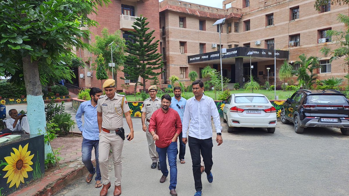 TheUpenYadav's tweet photo. युवा बेरोजगारों की विभिन्न मांगों को लेकर एक बार फिर अजमेर RPSC पहुंचकर नवनियुक्त आरपीएससी सचिव व मुख्य परीक्षा नियंत्रक को
जनवरी में आयोजित (C व D ग्रुप की)वरिष्ठ अध्यापक भर्ती का परिणाम व स्कूल व्याख्याता भर्ती का फाइनल परिणाम जल्द जारी करवाने के लिए 
 तथा कॉलेज शिक्षा की पीटीआई,लाइब्रेरियन भर्ती की विज्ञप्ति जल्द जारी करवाने सहित युवा बेरोजगारों की अन्य मांगों को लेकर पुलिस प्रशासन की मध्यस्था में 4 सदस्य प्रतिनिधिमंडल के साथ  ज्ञापन सौंपा है 
आरपीएससी के अधिकारियों ने बताया कि अगले वीक में वरिष्ठ अध्यापक भर्ती का तथा अगस्त के प्रथम सप्ताह में स्कूल व्याख्याता भर्ती का परिणाम जारी होना शुरू हो जाएंगे l
और वही अगस्त के प्रारंभ में कॉलेज शिक्षा की पीटीआई लाइब्रेरियन भर्ती की विज्ञप्ति जारी हो जाएगी l
उम्मीद है कि नवनियुक्त @RPSC1 सचिव पारदर्शिता के साथ तेज गति से आरपीएससी की भर्तियों का कार्य करके RPSC की छवि को सुधारने का काम करेंगे और युवाओं का विश्वास जीतेंगे l
@RajCMO