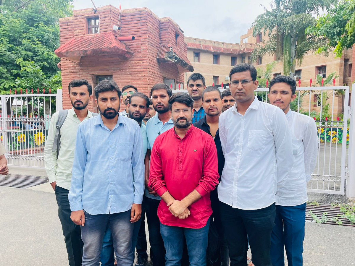 TheUpenYadav's tweet photo. युवा बेरोजगारों की विभिन्न मांगों को लेकर एक बार फिर अजमेर RPSC पहुंचकर नवनियुक्त आरपीएससी सचिव व मुख्य परीक्षा नियंत्रक को
जनवरी में आयोजित (C व D ग्रुप की)वरिष्ठ अध्यापक भर्ती का परिणाम व स्कूल व्याख्याता भर्ती का फाइनल परिणाम जल्द जारी करवाने के लिए 
 तथा कॉलेज शिक्षा की पीटीआई,लाइब्रेरियन भर्ती की विज्ञप्ति जल्द जारी करवाने सहित युवा बेरोजगारों की अन्य मांगों को लेकर पुलिस प्रशासन की मध्यस्था में 4 सदस्य प्रतिनिधिमंडल के साथ  ज्ञापन सौंपा है 
आरपीएससी के अधिकारियों ने बताया कि अगले वीक में वरिष्ठ अध्यापक भर्ती का तथा अगस्त के प्रथम सप्ताह में स्कूल व्याख्याता भर्ती का परिणाम जारी होना शुरू हो जाएंगे l
और वही अगस्त के प्रारंभ में कॉलेज शिक्षा की पीटीआई लाइब्रेरियन भर्ती की विज्ञप्ति जारी हो जाएगी l
उम्मीद है कि नवनियुक्त @RPSC1 सचिव पारदर्शिता के साथ तेज गति से आरपीएससी की भर्तियों का कार्य करके RPSC की छवि को सुधारने का काम करेंगे और युवाओं का विश्वास जीतेंगे l
@RajCMO