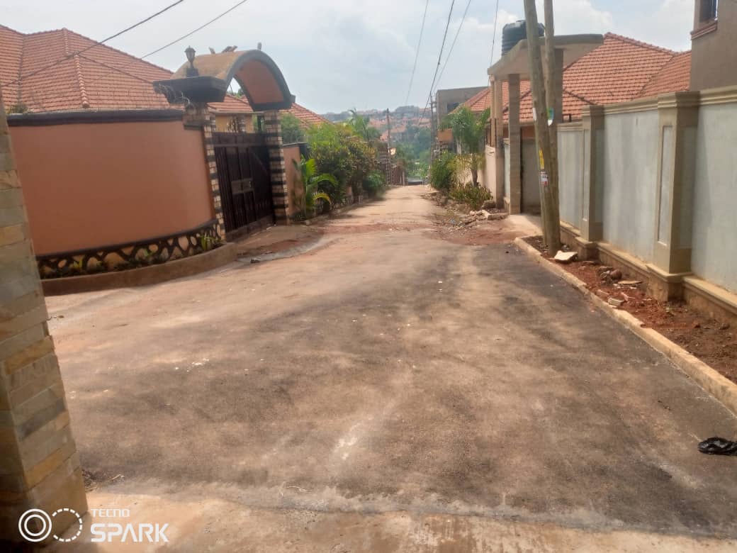 shukranproperty's tweet photo. A BEAUTIFUL NEW FLAT HOUSE FOR SALE.
📌 Located in Kira town  contains #6bedrooms #6bathrooms  plus 2 sitting rooms, dining room and Modern kitchen. Seated on #14Decimals with ready title. 
Selling Price  #600m_Ugx..
For inspection call 0706592177
BOBI WINE museven gashumba https://t.co/4I8UfYNwEo