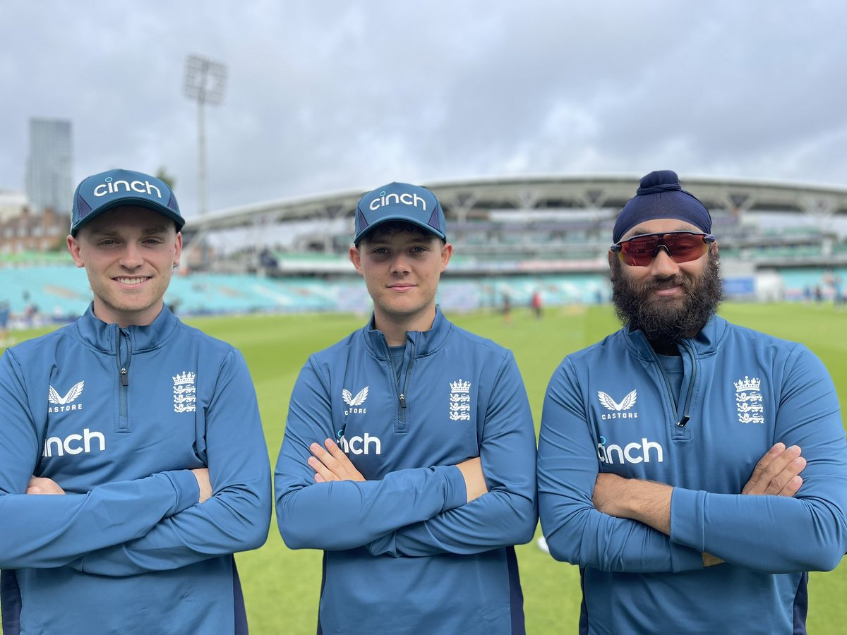 surreycricket's tweet photo. Surrey boys reporting for duty 🤝

Josh Blake, Tommy Ealham &amp; Amar Virdi are on twelfth man duty for the Three Lions at The Kia Oval this week 🏡 

🤎 | #SurreyCricket https://t.co/yhP8IFsoF0