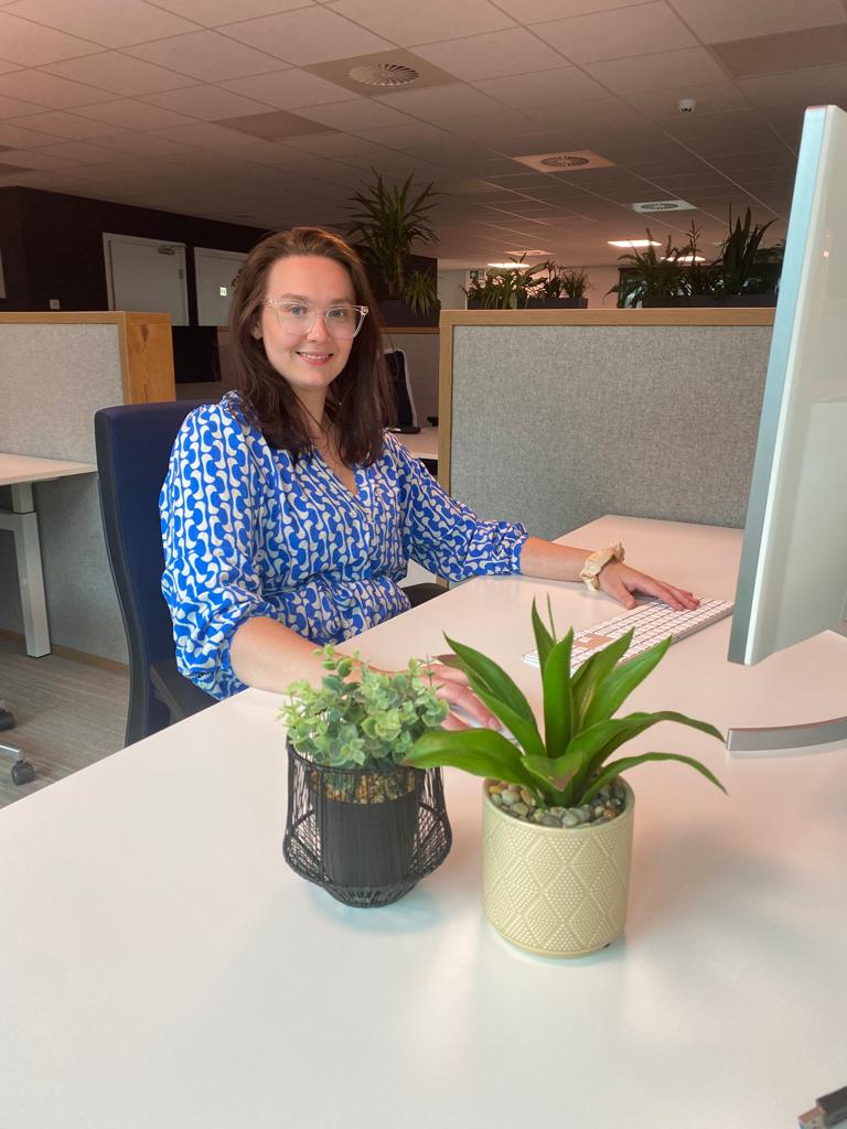 I4YOUtweets's tweet photo. 🌟 Maak kennis met Eldina🌟 Sinds mei 2023 versterkt Eldina ons team als Service &amp; Support medewerker 💼

Haar enthousiasme brengt een goede dynamiek en ze is goed met klanten. Vraag iets aan Eldina, en ze regelt het voor je! 👏

#I4YOU #Team #Microsoft365 #ServiceAndSupport https://t.co/vrlbhBCVfE