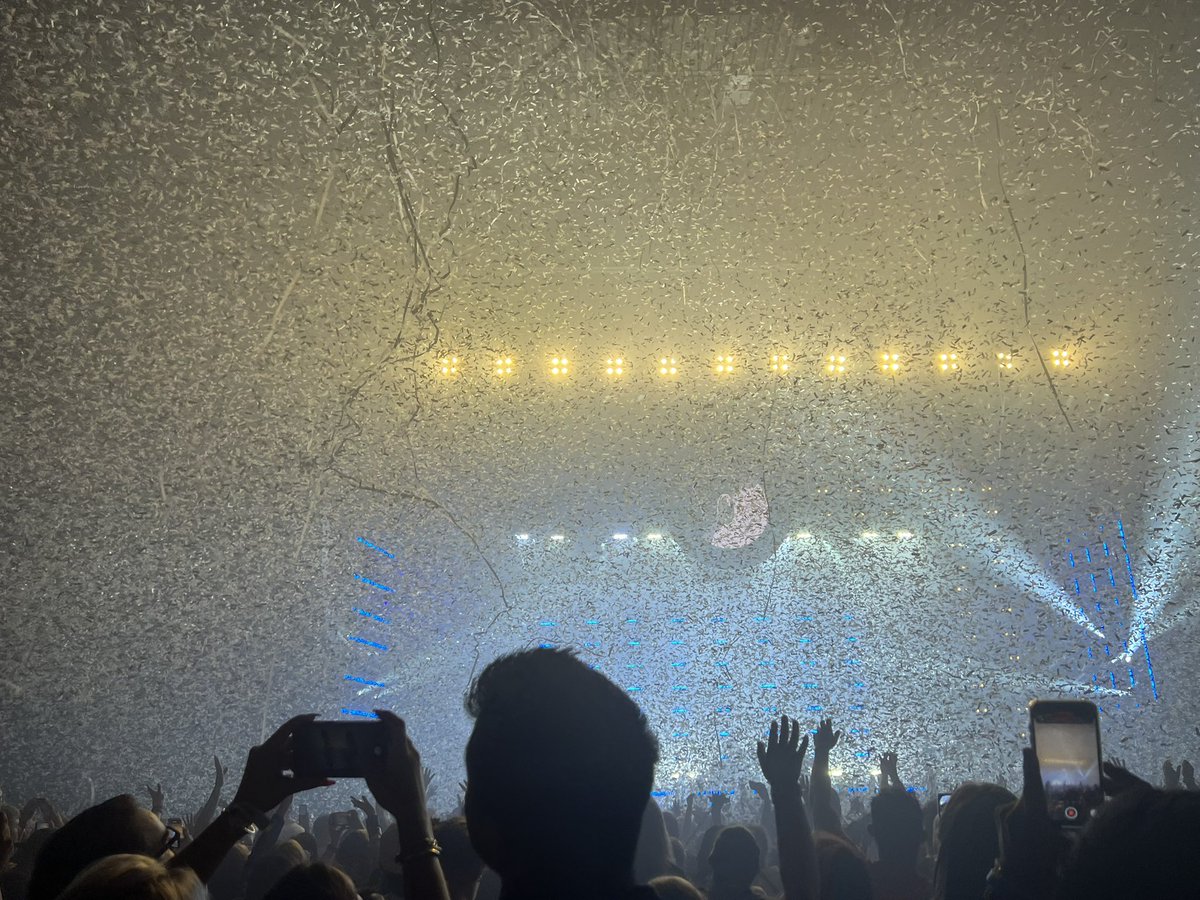DittoMaster21's tweet photo. Shoutout to @falloutboy for making me break out in full on tears for the second time. I'll be sure to bring tissues next time #somuchfortourdust https://t.co/rnaYUoVLh2