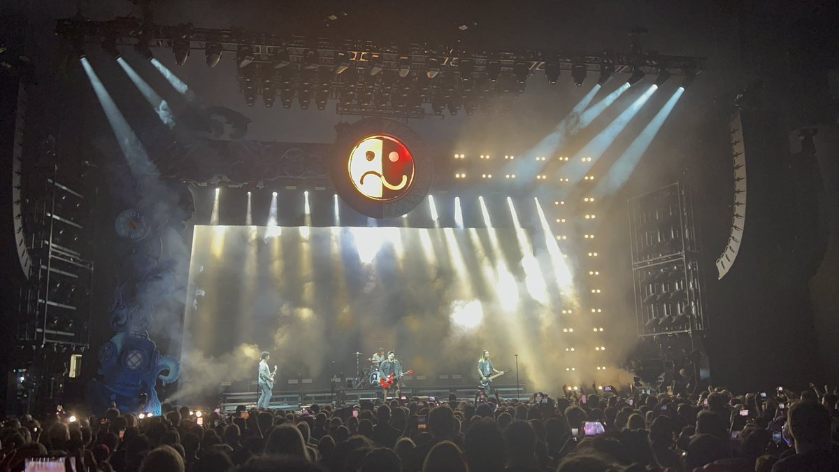DittoMaster21's tweet photo. Shoutout to @falloutboy for making me break out in full on tears for the second time. I'll be sure to bring tissues next time #somuchfortourdust https://t.co/rnaYUoVLh2