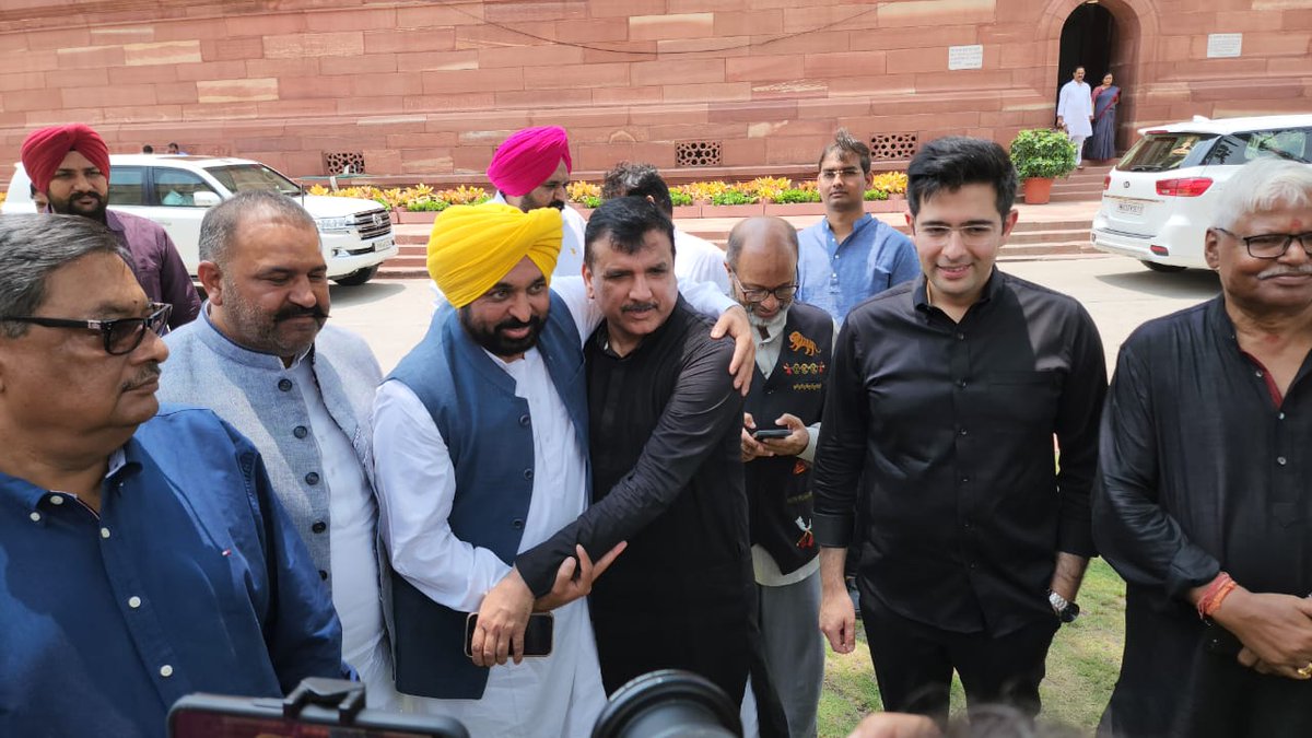 MediaCellAAPUP's tweet photo. पंजाब CM @BhagwantMann जी ने मणिपुर की हिंसा पर प्रधानमंत्री मोदी से जवाब मांगने पर निलंबित किये AAP सांसद @SanjayAzadSln जी से मुलाक़ात की।

संजय आज़ाद सिंह जी INDIA🇮🇳 के सांसदों के साथ सदन परिसर में मणिपुर के लोगों की लड़ाई लड़ रहे हैं। https://t.co/VXFUtIFLW6
