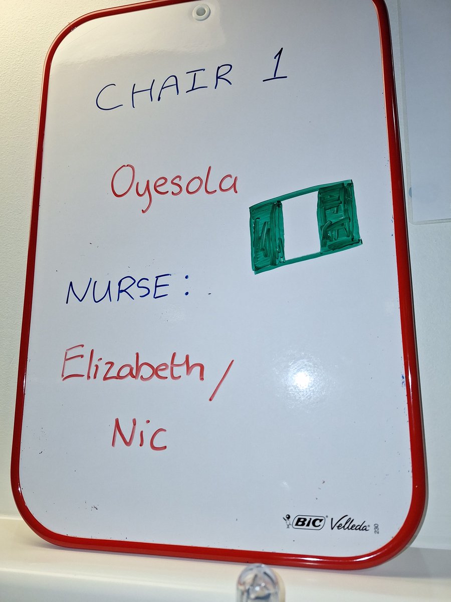 This drawing by <a href="/RobynClurow/">Robyn Clurow</a> of <a href="/ApheresisNUH/">Apheresis_NUH</a> brought a huge smile to my face😁😁 another day to receive 10pints of blood and something to smile about 💚🤍💚