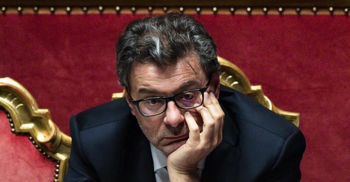 ultimora_pol's tweet photo. Riforma Canone Rai, il governo valuta di legare il pagamento non più al possesso di una tv ma di un'utenza telefonica. Il ministro #Giorgetti: "Ormai le nuove tecnologie permettono di vedere i programmi televisivi anche tramite smartphone e tablet. Basti pensare che le utenze elettriche ora sono pari a 21 milioni mentre quelle telefoniche mobili sono pari a 107 milioni"

@ultimora_pol