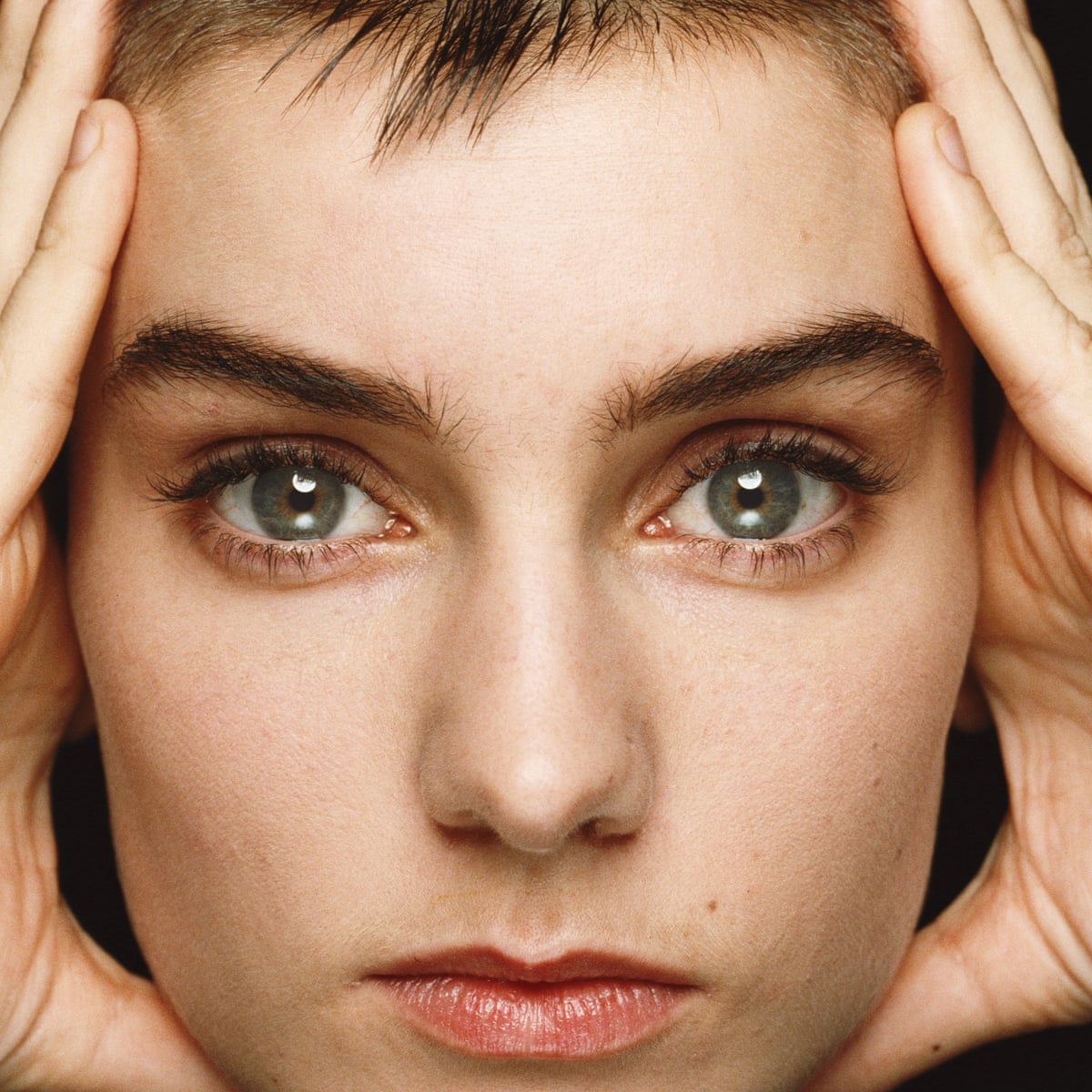 VIDEOS. Con la tristeza a cuestas por la muerte de SINÉAD O'CONNOR, cuando menos recuperemos su relación con el cine, tanto como actriz en filmes de Malcolm McLaren o Neil Jordan, hasta conciertos, documentales y videos dirigidos por Michel Gondry. QEPD.

enfilme.com/notas-del-dia/…