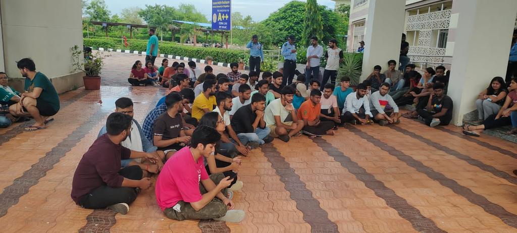 Mauz06354363's tweet photo. Suicide case in Curaj.
A PhD scholar commited suicide in girls. Oxygen unavailability - the girl struggled for 1 hour before taking her last breath. 
No medical staff on duty.
@CURajasthan #curaj_suicide
@PMOIndia
@RajCMO 
#SOSCURAJ
#curaj_suicide
@ravishndtv 
@thewire_in https://t.co/QwSRAo0mak