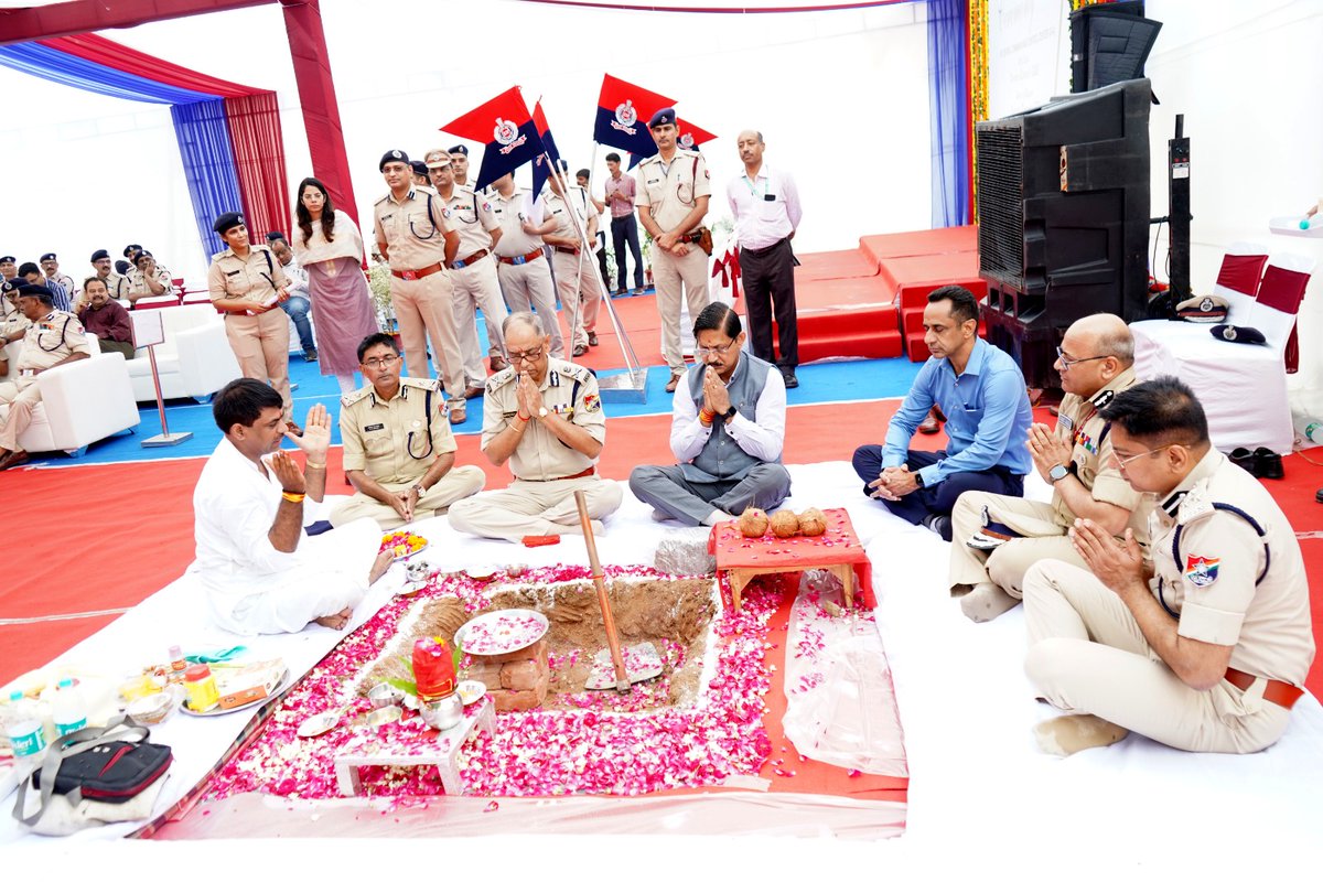 RPF_INDIA's tweet photo. Groundbreaking ceremony of the Central Command &amp; Control Centre (C-4) held in the esteemed presence of DG/RPF, Shri @sanjay_chander. 
With data monitoring &amp; analysis, this tech unit will revolutionize safety,making it the nerve center for coordination.
https://t.co/azcBEZOOQc https://t.co/anoxP2jJaL