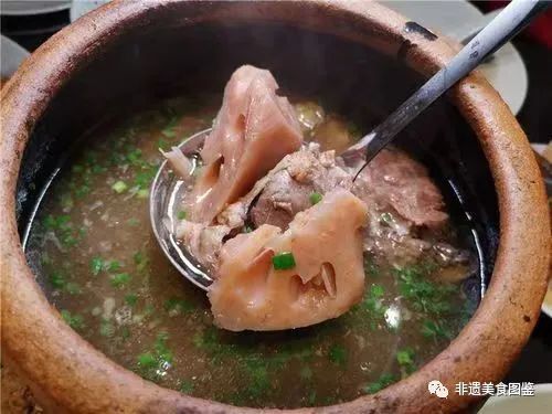 Lotus Root Soup With Pork Ribs is a traditional cuisine of Hubei Province, China. The combination of lotus root and pork ribs is a classic. It creates a rich soup. A hot bowl of soup not only satisfies our taste buds, but also warms up our hearts. #Cuisine #Chinesecooking