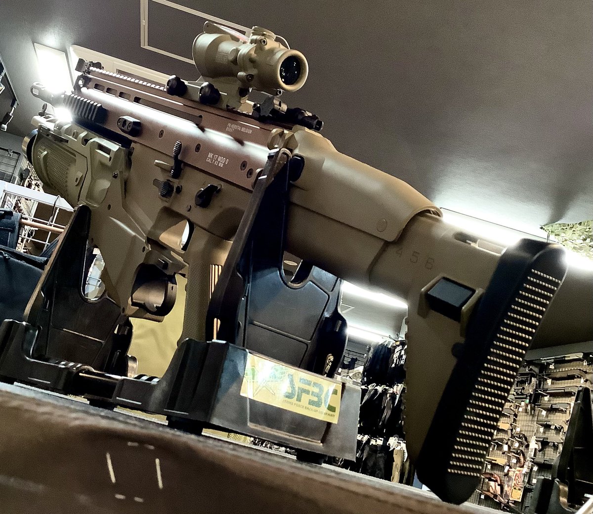 SFBC20210703's tweet photo. ★Double Bell SCAR-H TAN #電動ガン 

アメリカ合衆国海軍にMk17の名で正式採用されている
FNハースタイル製の #バトルライフル 

また専用グレネードランチャーもFN40GLも
Mk13 #EGLM の名称で配備されている！

そしてそんなEGLMをSCAR-Hに組んでみた〜！
海軍特殊部隊装備のお供に是非(^_^)ゝ https://t.co/nJ7Aes5HIG