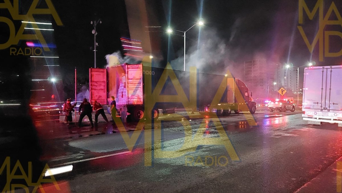 malavidaqro's tweet photo. #Actualización: El tracto habría sido robado en el Mpio. de #Polotitlan, #Edomex, sin embargo en #PedroEscobedo se desengancho uno de los remolques el cual quedó volcado sobre la carretera. https://t.co/JvsWiBLzZG