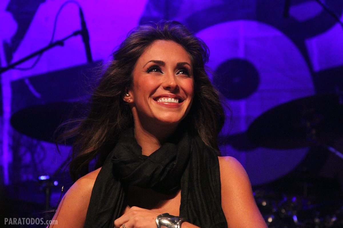 anythrowback's tweet photo. 🔙 #AnyThrowback Anahí presentándose en el EXA Party en San Diego, USA 🇺🇸 07.07.2010 https://t.co/3GTdovQ5jg
